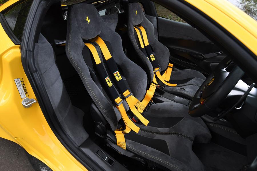 Интерьер Ferrari 488 Pista 2018 года  (UK) (фото 10 из 21)
